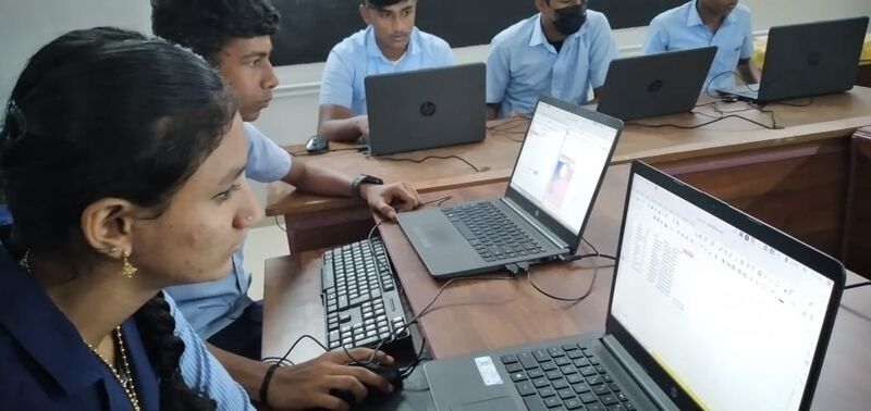 പ്രമാണം:21060 it id card 2.jpg