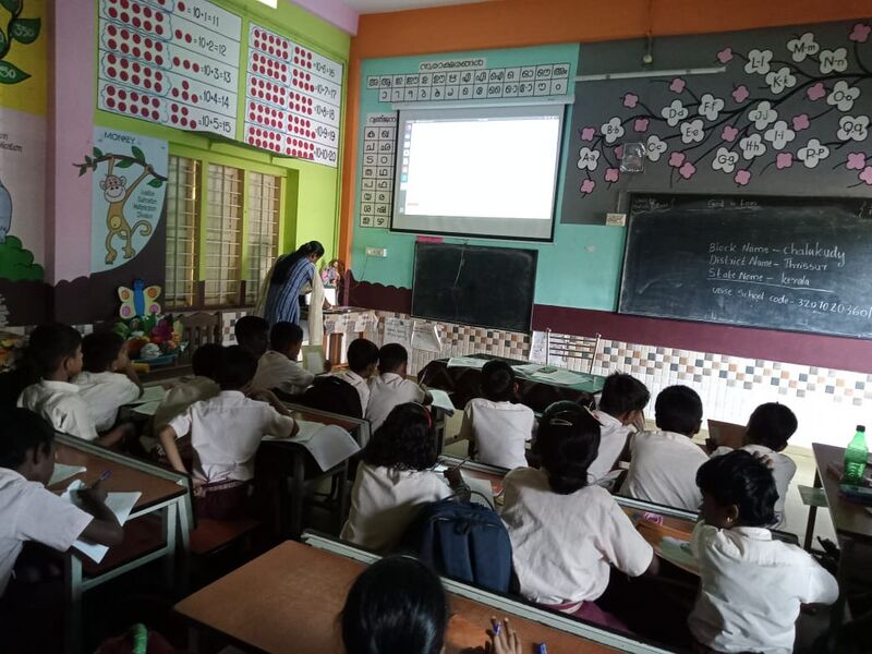 പ്രമാണം:23234-smart class room.jpeg