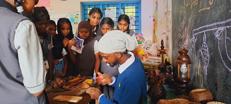 പ്രമാണം:43069 WorkEducation Coconutshell craft.jpg