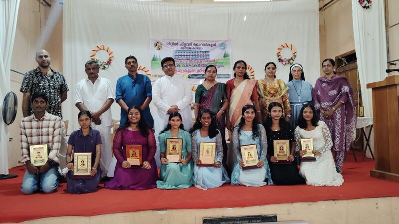 പ്രമാണം:46038 meritday1.jpg