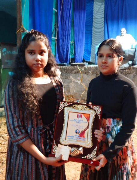 പ്രമാണം:Fida andfathima02.jpg