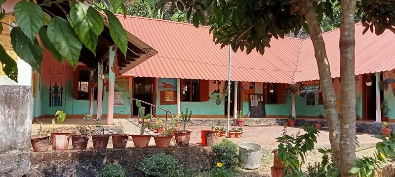 പ്രമാണം:Kuthumon school.jpg
