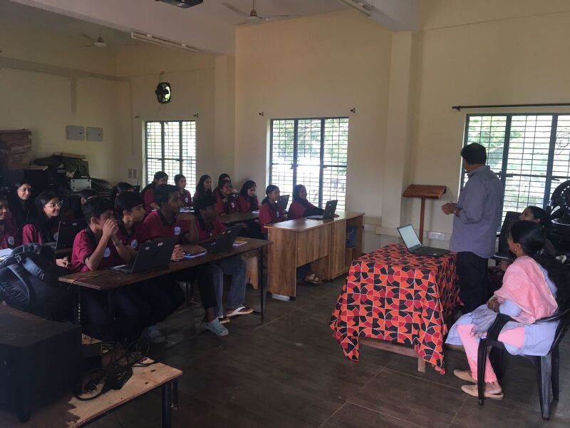 പ്രമാണം:Lk camp*2.jpg