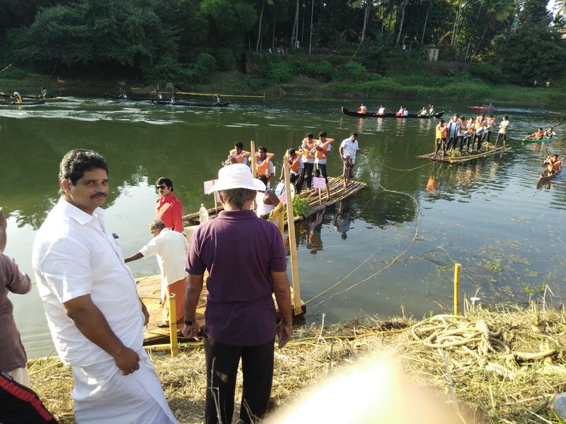 പ്രമാണം:തോണിയാത്ര 2.jpg