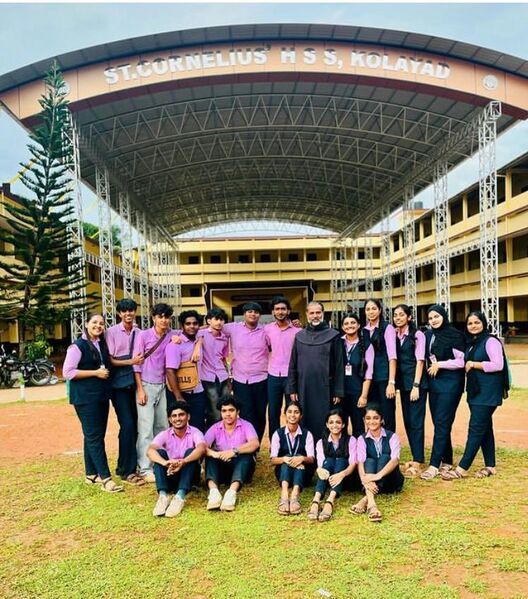 പ്രമാണം:14024 SCHOOLPRICIPLE AND STUDENTS.jpeg