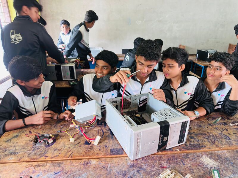 പ്രമാണം:16008 hardware 1.jpeg