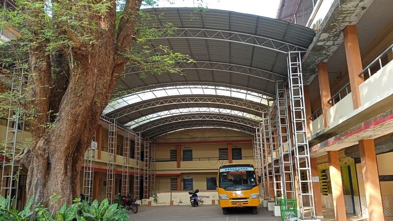 പ്രമാണം:25084 SCHOOL PHOTO.jpg