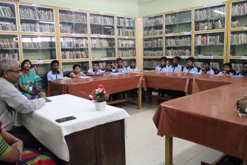 പ്രമാണം:26056 സുരേഷ്‍കുമാർ2.JPG