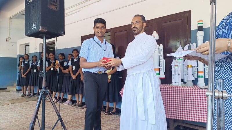 പ്രമാണം:34046 moon36.jpg