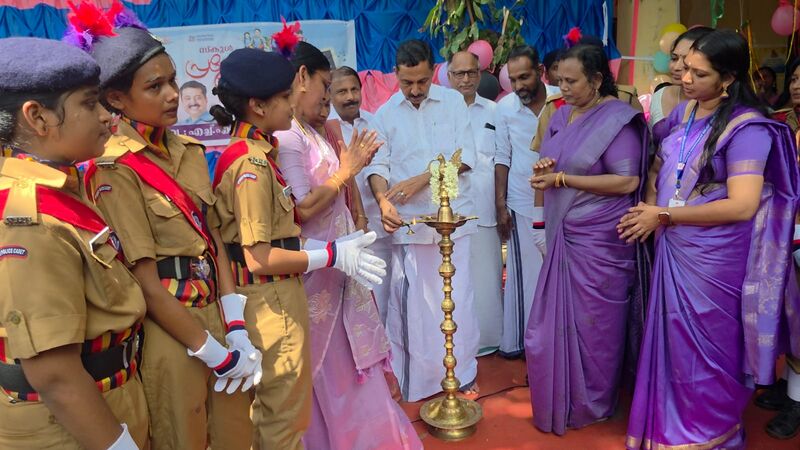 പ്രമാണം:35059-2025-26-SPC-Praveshanolsavam-1.jpg