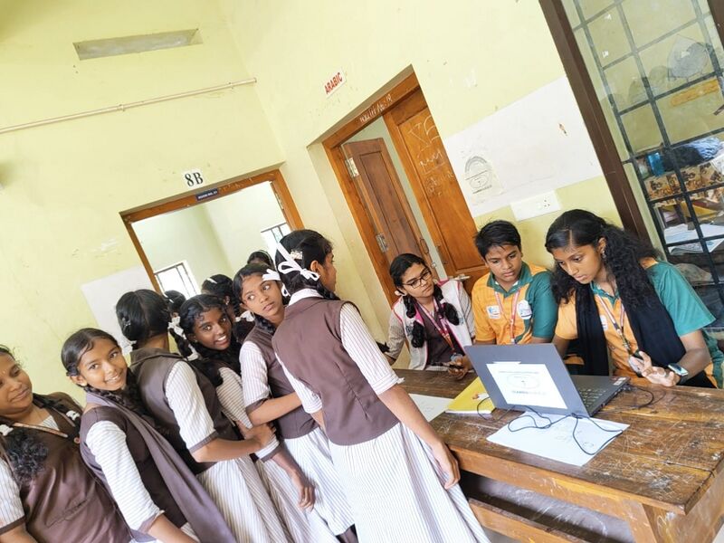 പ്രമാണം:41059 LITTLE KITES PARLIAMENT .jpg