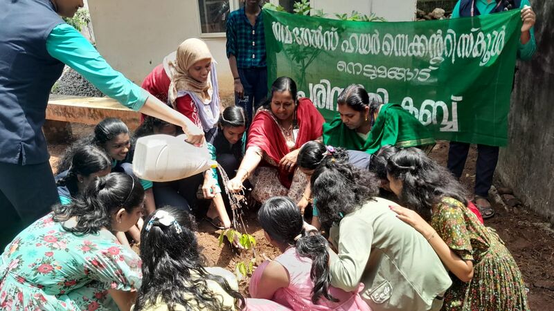 പ്രമാണം:42042pari 2.jpg