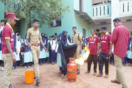 വിദ്യാർത്ഥികൾ ഡിസാസ്റ്റർ മാനേജ്‌മന്റ് ക്ലാസ്സിൽ