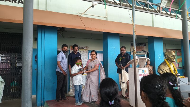 പ്രമാണം:BHALAVRIKSHA THAI VITHARANAM.jpg