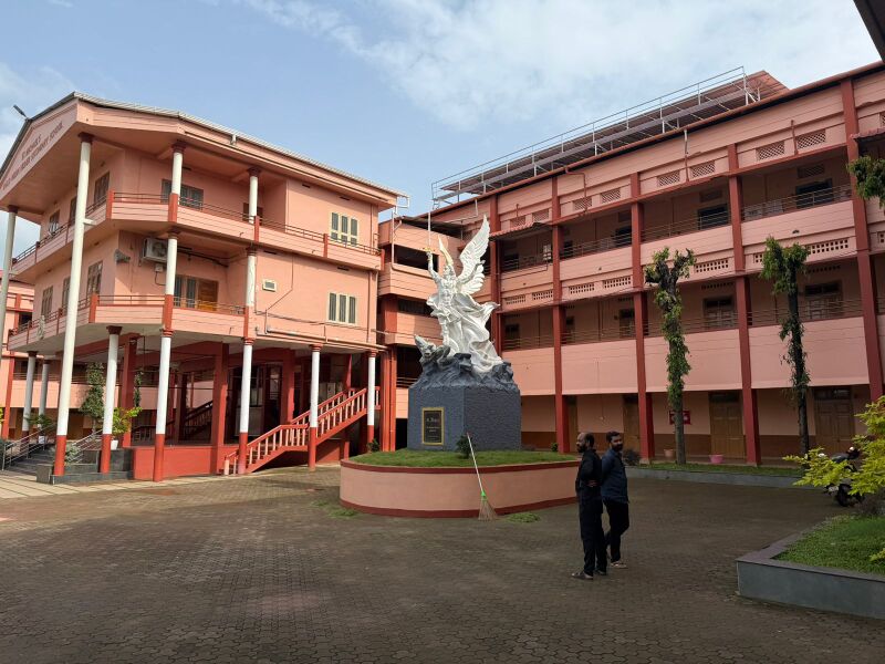 പ്രമാണം:HS Building1 SMS.jpg