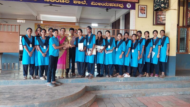 പ്രമാണം:11010 Kalolsavam achievers.jpeg