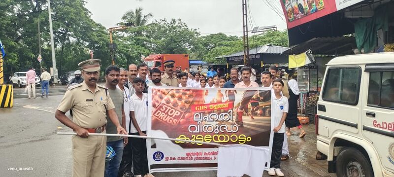 പ്രമാണം:12060 KSD LAHARI2.jpg