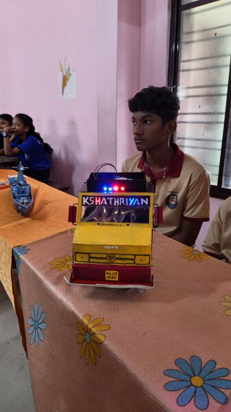 പ്രമാണം:38004 expo bus.jpg