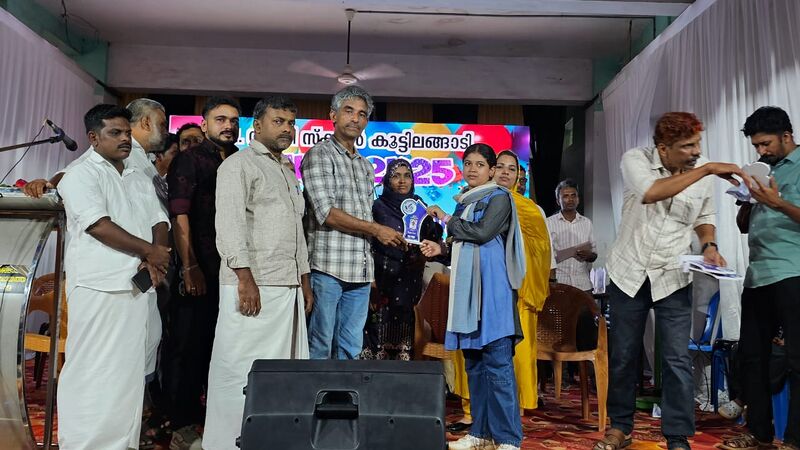 പ്രമാണം:18660-artizo awards.jpg