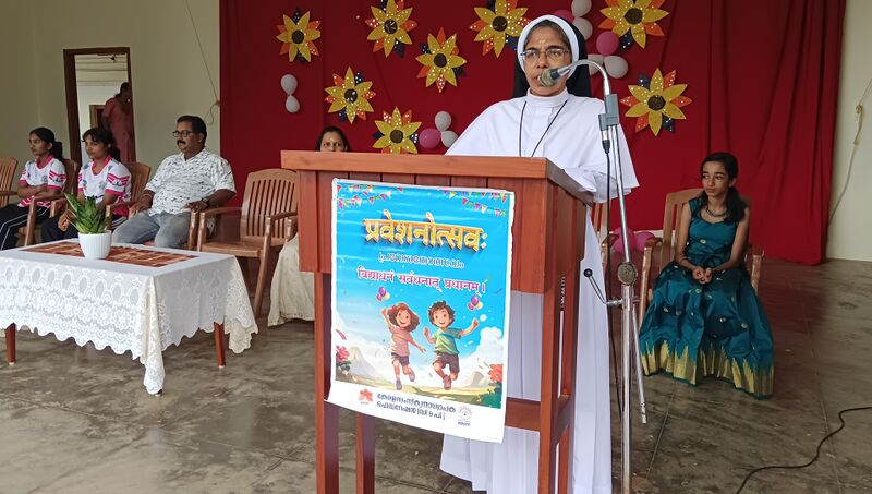 പ്രമാണം:23008 Pravesanolsavam 2.jpg