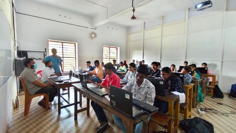 പ്രമാണം:33056 march9 lkcamp 2.jpg