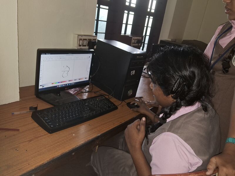 പ്രമാണം:23008-little kites32.jpg