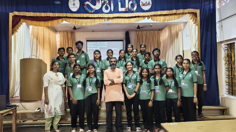 പ്രമാണം:38004 LK STUDENTS .jpg