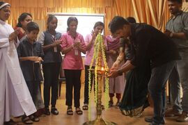 അജയ് വേണു പെരിങ്ങാശ്ശേരി ക്ലബ്ബുകളുടെ ഉദ്ഘടനകർമ്മം നിർവഹിക്കുന്നു