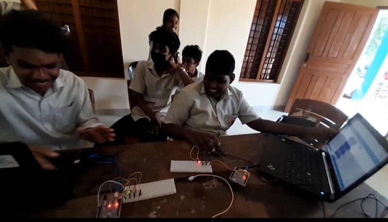 പ്രമാണം:42003 lk robot.jpeg