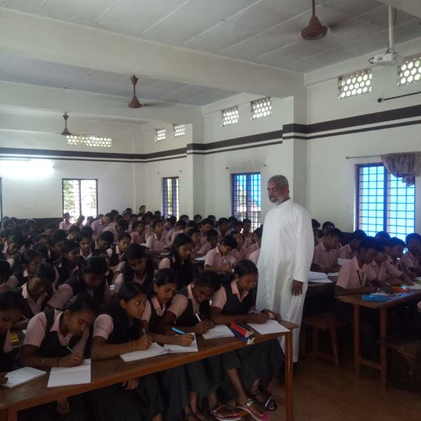 പ്രമാണം:45034 Engclass1.jpg