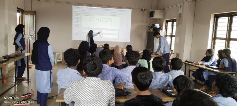 പ്രമാണം:11016 LK Exam democlass.jpg