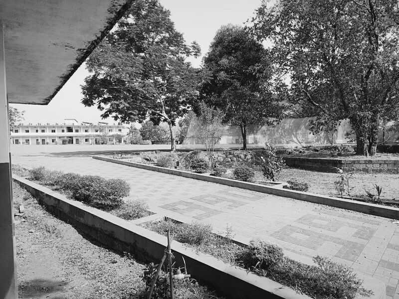 പ്രമാണം:12049 Courtyard.jpg