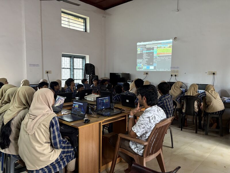 പ്രമാണം:13055 littlee kites 2.JPG