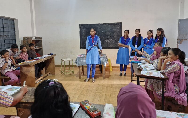 പ്രമാണം:18031 guides reading.jpg