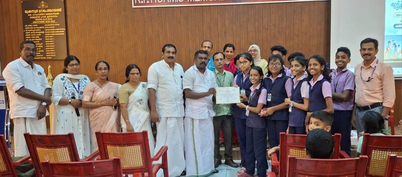 പ്രമാണം:25027 harithavidyalayam award.jpg