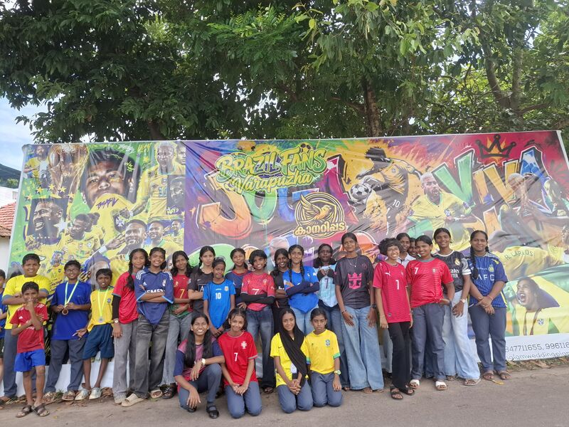 പ്രമാണം:25078-EKM-GOAL2026-FANS.jpg