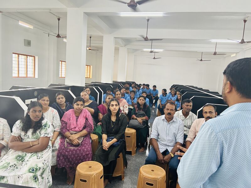 പ്രമാണം:26009lk parent.jpg