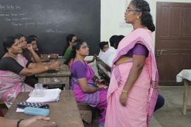 ഹെഡ്മിസ്ട്രസ്സ് രക്ഷിതാക്കളോട് സംസാരിക്കുന്നു