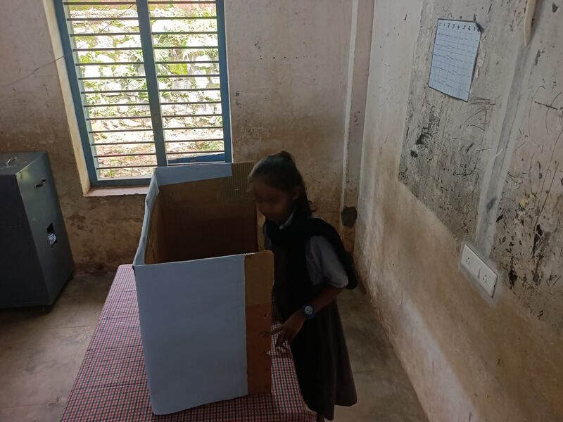 പ്രമാണം:Vote polling.jpg