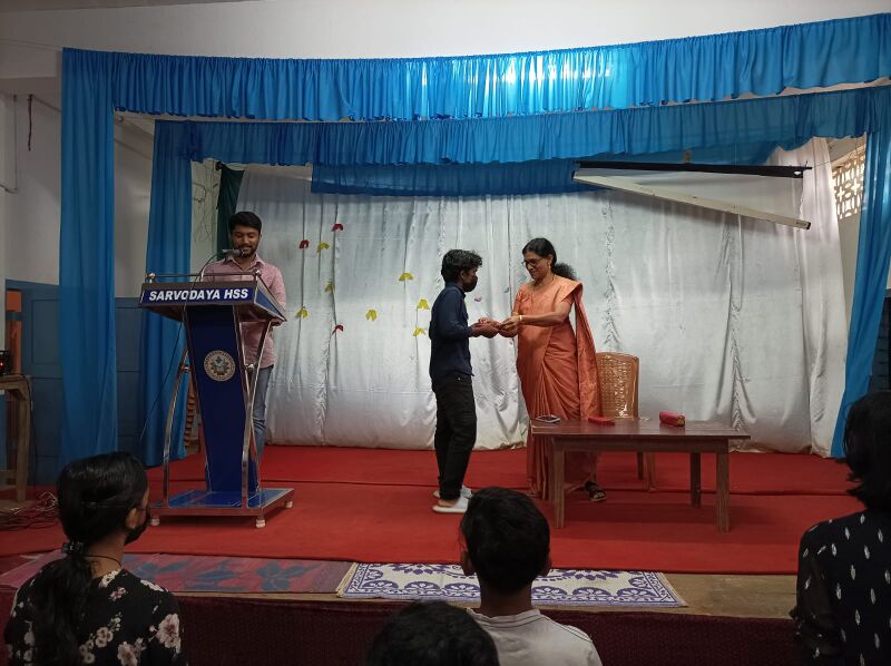 പ്രമാണം:15028 സമ്മാനദാനം2.jpg
