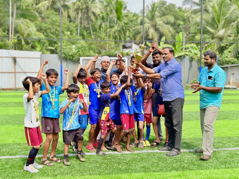 പ്രമാണം:18364 fOOTBALL MATCH-2025-26.JPG