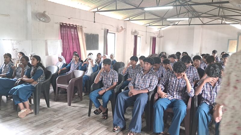 പ്രമാണം:19013 teens1.jpg