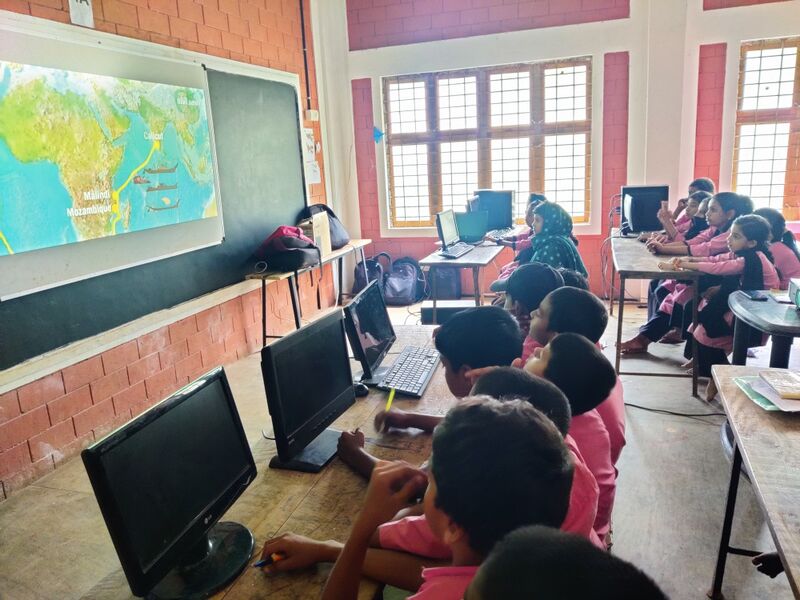 പ്രമാണം:19373 HI TECH PROJECTOR.jpg