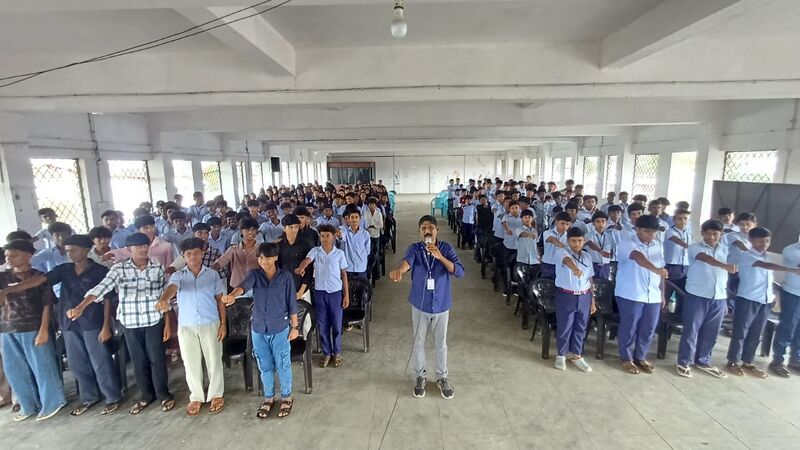 പ്രമാണം:21060-khs june3 lahari class1.jpeg