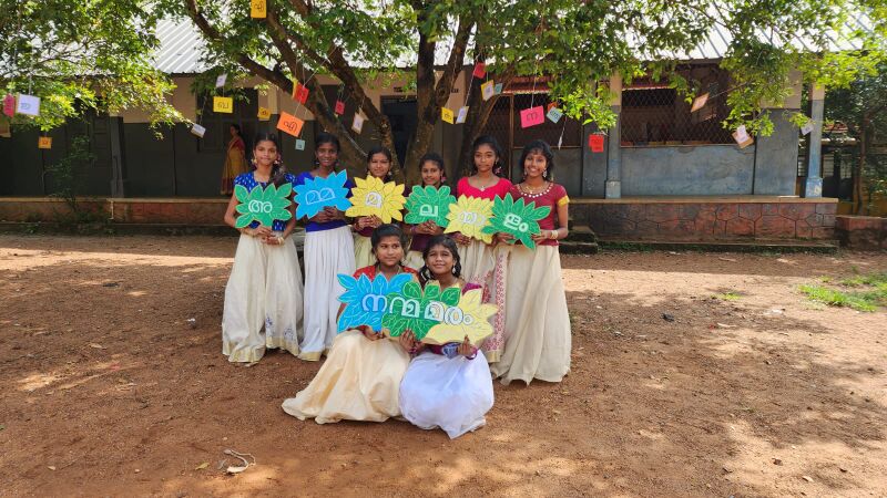 പ്രമാണം:22083-kerala piravi.jpg