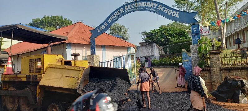 പ്രമാണം:44066 school gate.jpeg
