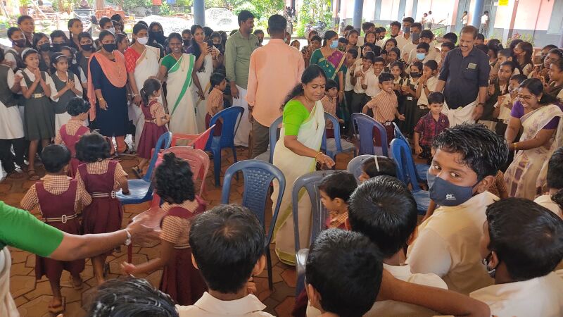 പ്രമാണം:12024 onakali6.jpeg