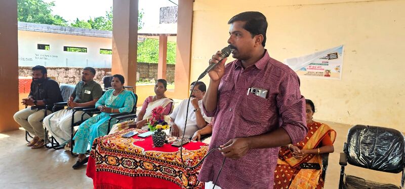 പ്രമാണം:12072 pravesanothsavam7.jpg