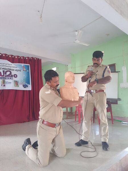 പ്രമാണം:13081 spc class firstaid.jpg