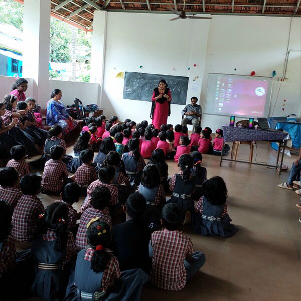 പ്രമാണം:13451 hitech class2.jpg